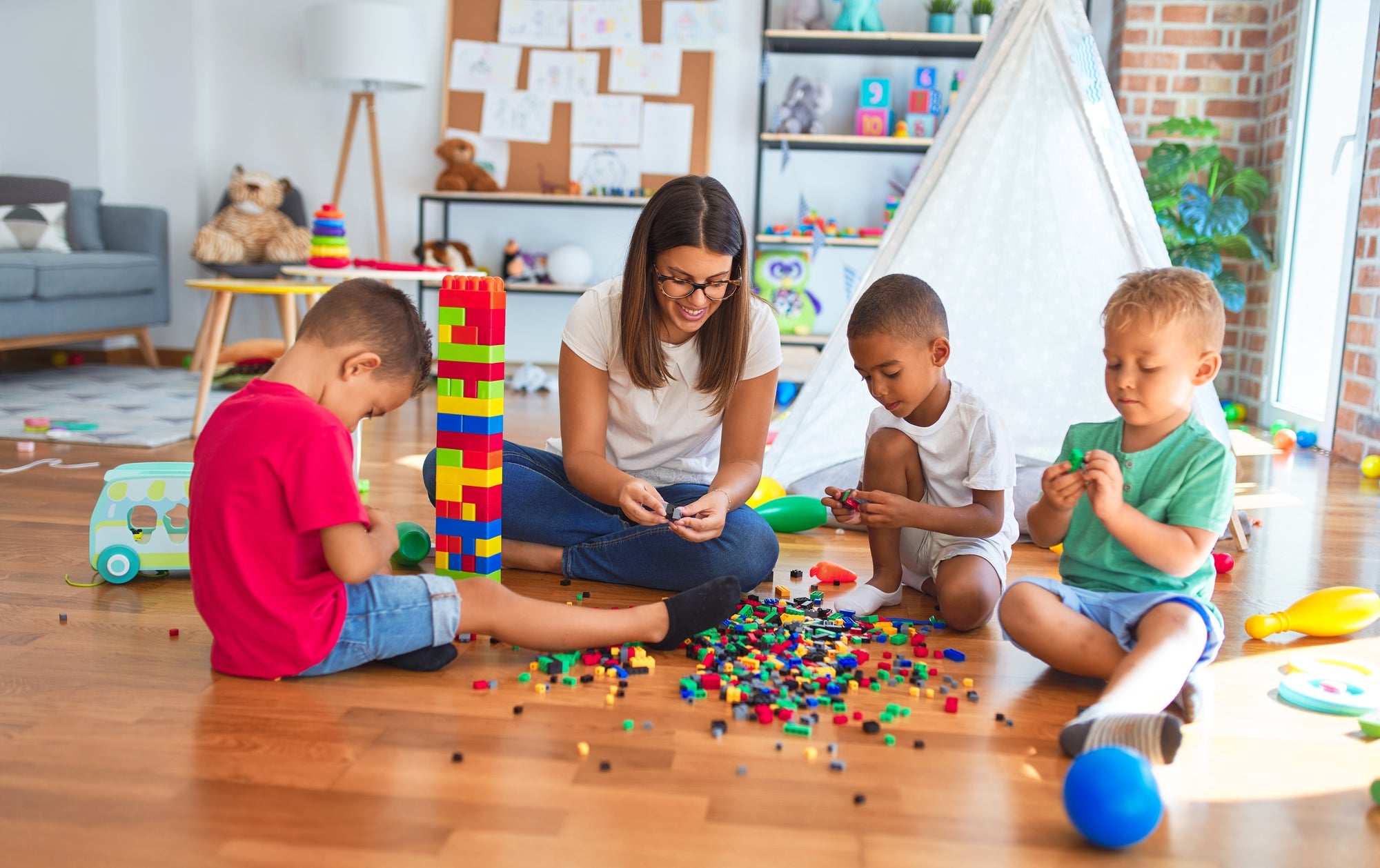 mom encouraging parallel play