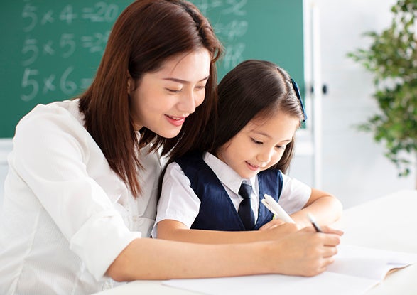 Mom helping daughter with double consonant words