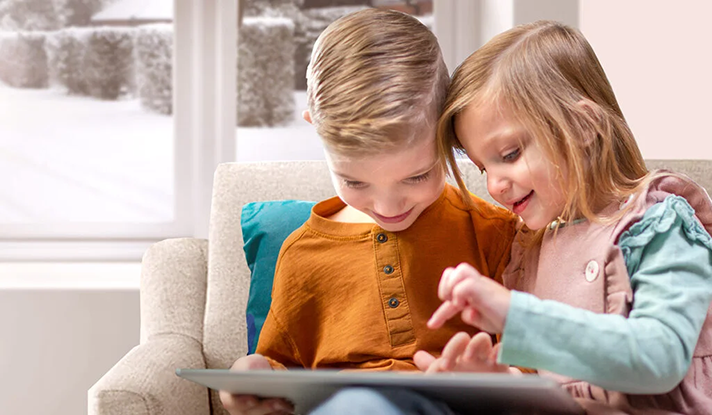 two kids reading 