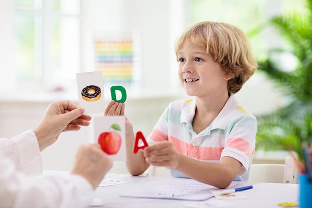 kid doing synthetic phonics
